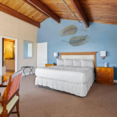 Oceanfront Inn Suite #12- Ocean View Balcony - King Bed